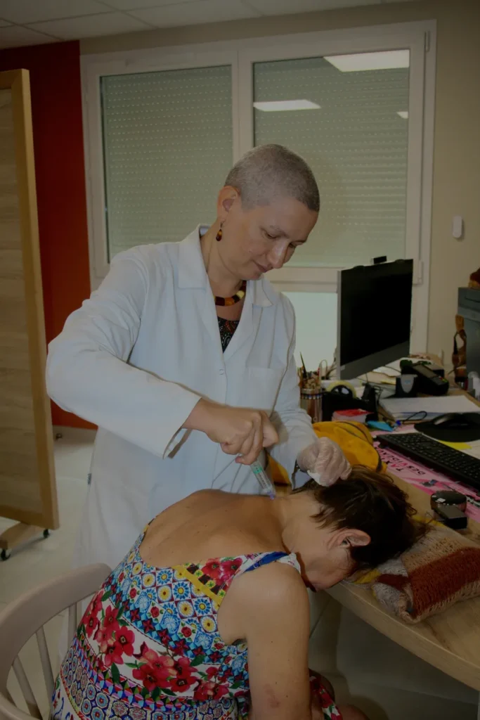 photo du docteur Aurore Nguyen en train de réaliser une injection